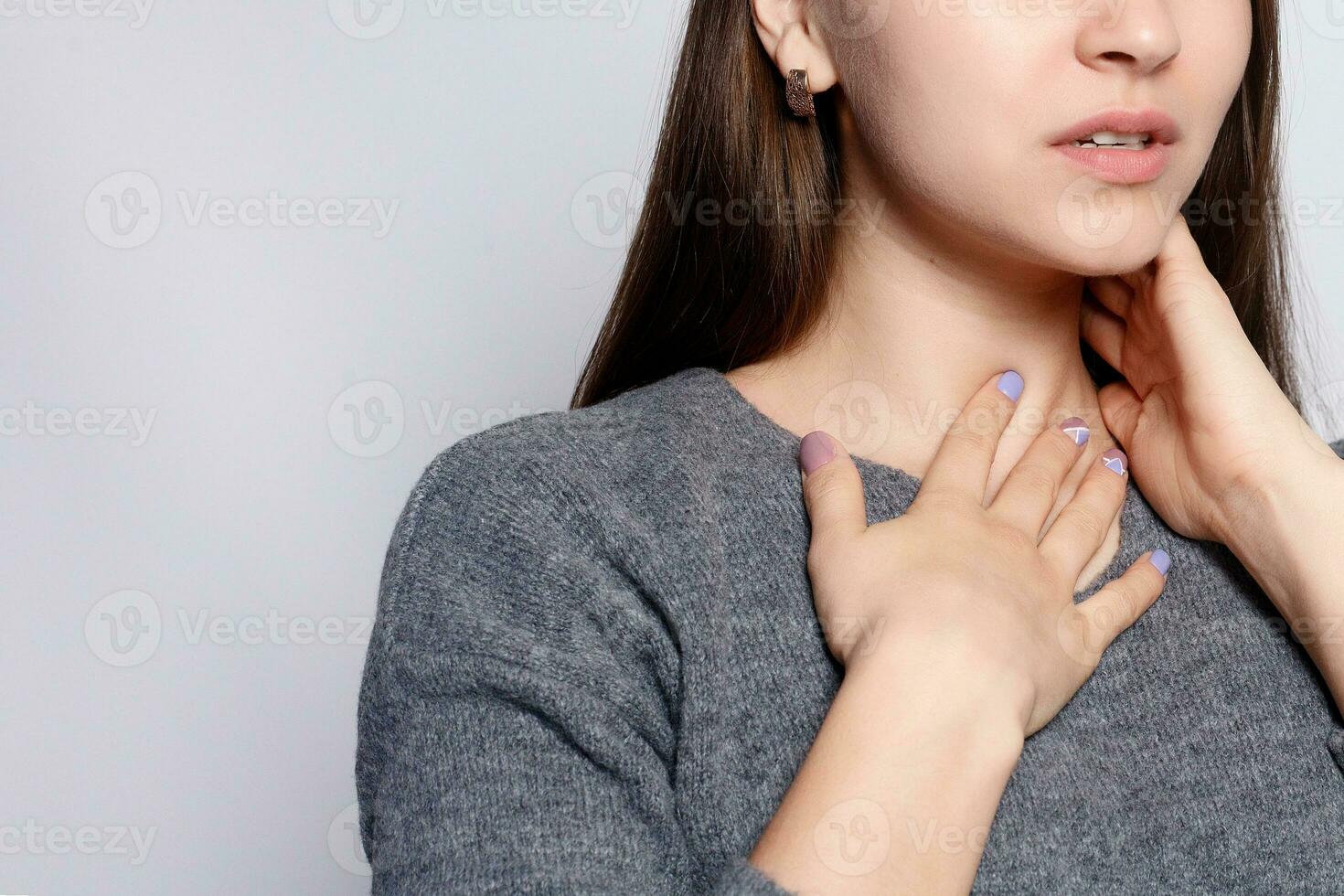 keel pijn. detailopname van ziek vrouw met zeer keel gevoel slecht foto