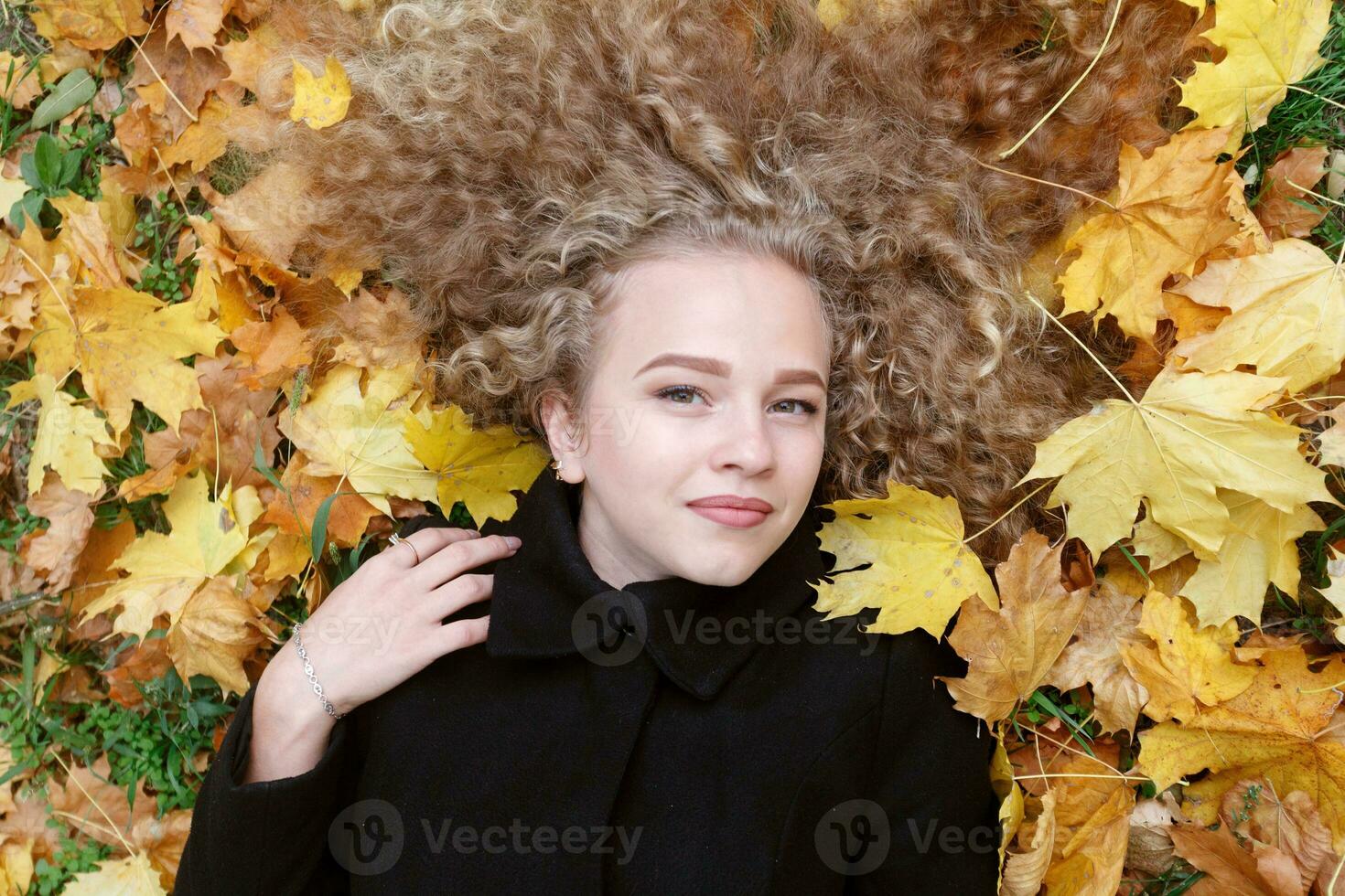 mooi jong vrouw met gekruld haar, groen ogen. foto