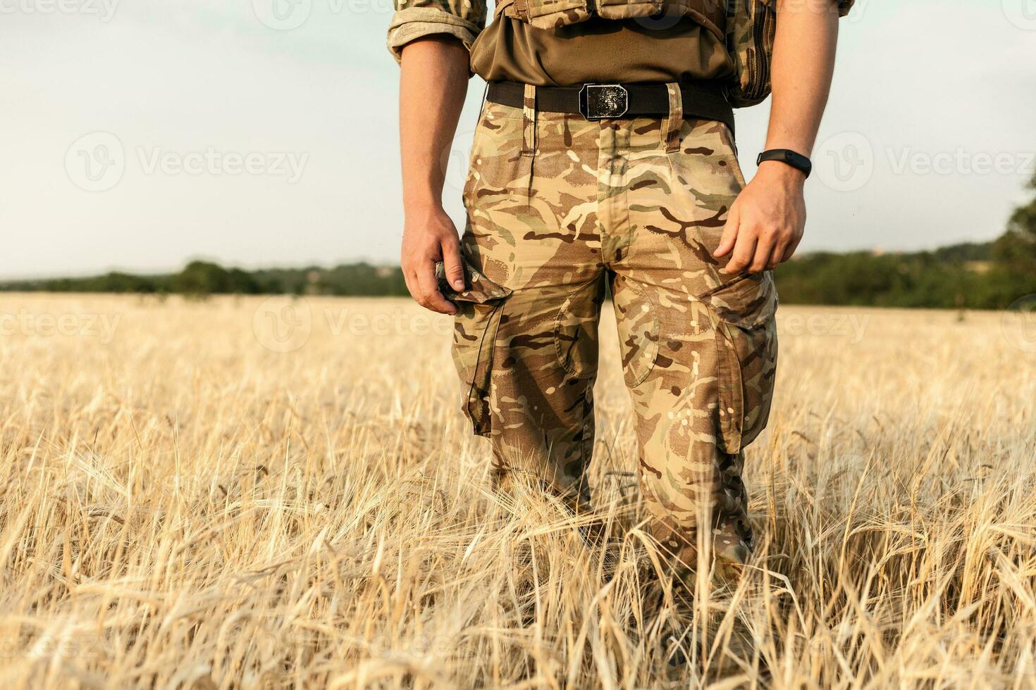 soldaat Mens staand tegen een veld- foto