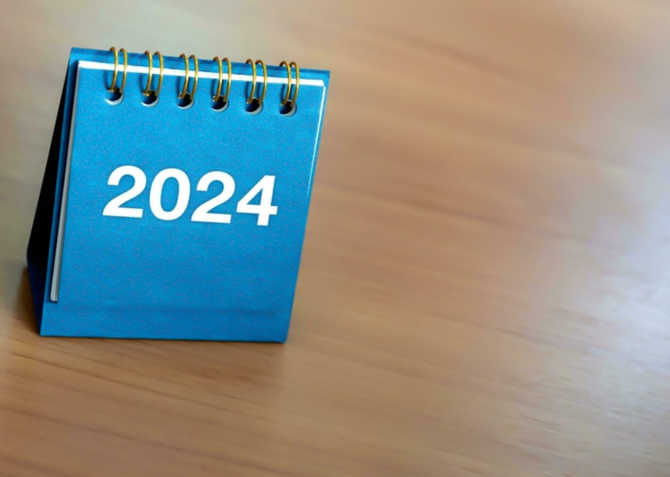 gelukkig nieuw jaar 2024, 3d aarde bol met digitaal wereld kaart geplaatst Aan wit blok stack met 2024 jaar getallen met zoeken icoon en stijgende lijn pijl, neiging groei diagram Aan blauw achtergrond. foto