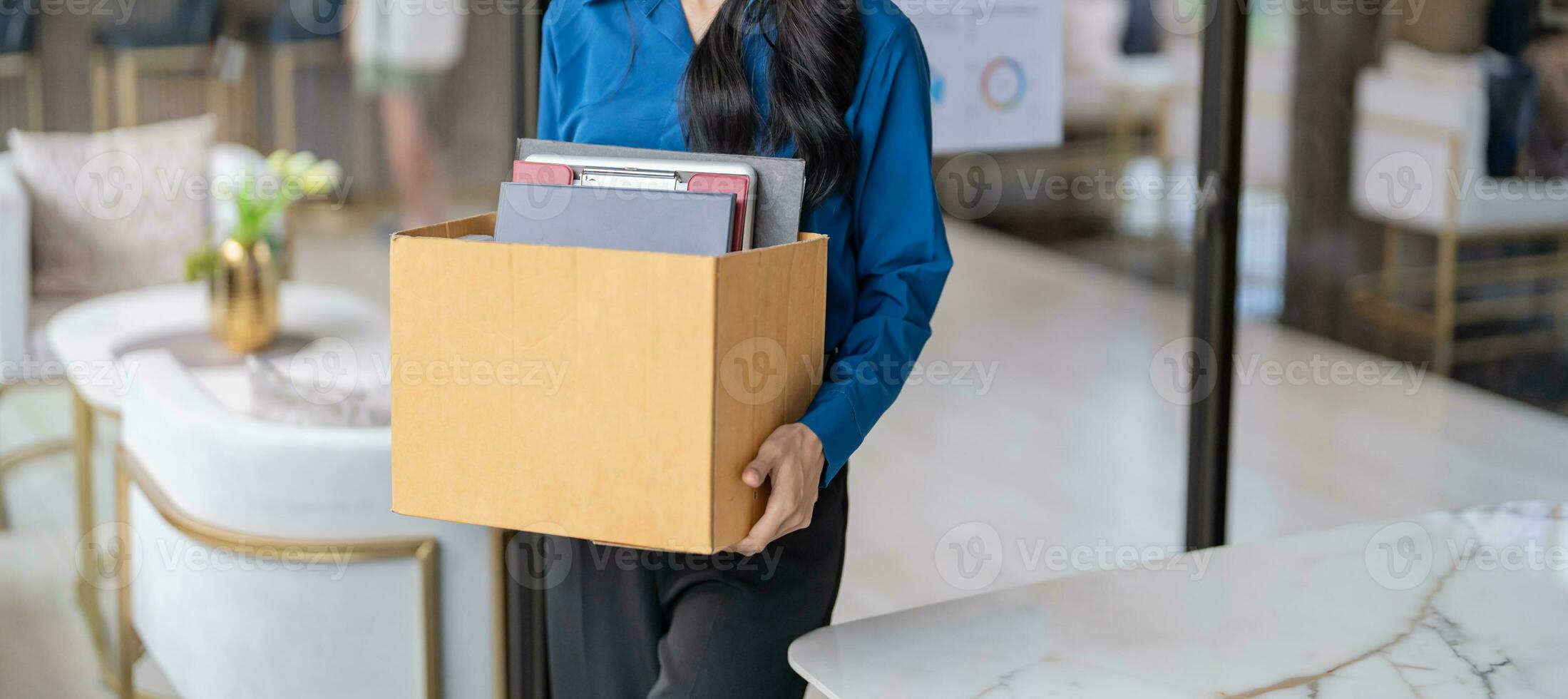 stoppen baan Aziatisch bedrijf vrouw Bezig met verzenden ontslag brief en inpakken dingen ontslag nemen indrukken of draag- bedrijf karton doos in kantoor. verandering van baan of ontslagen van bedrijf foto