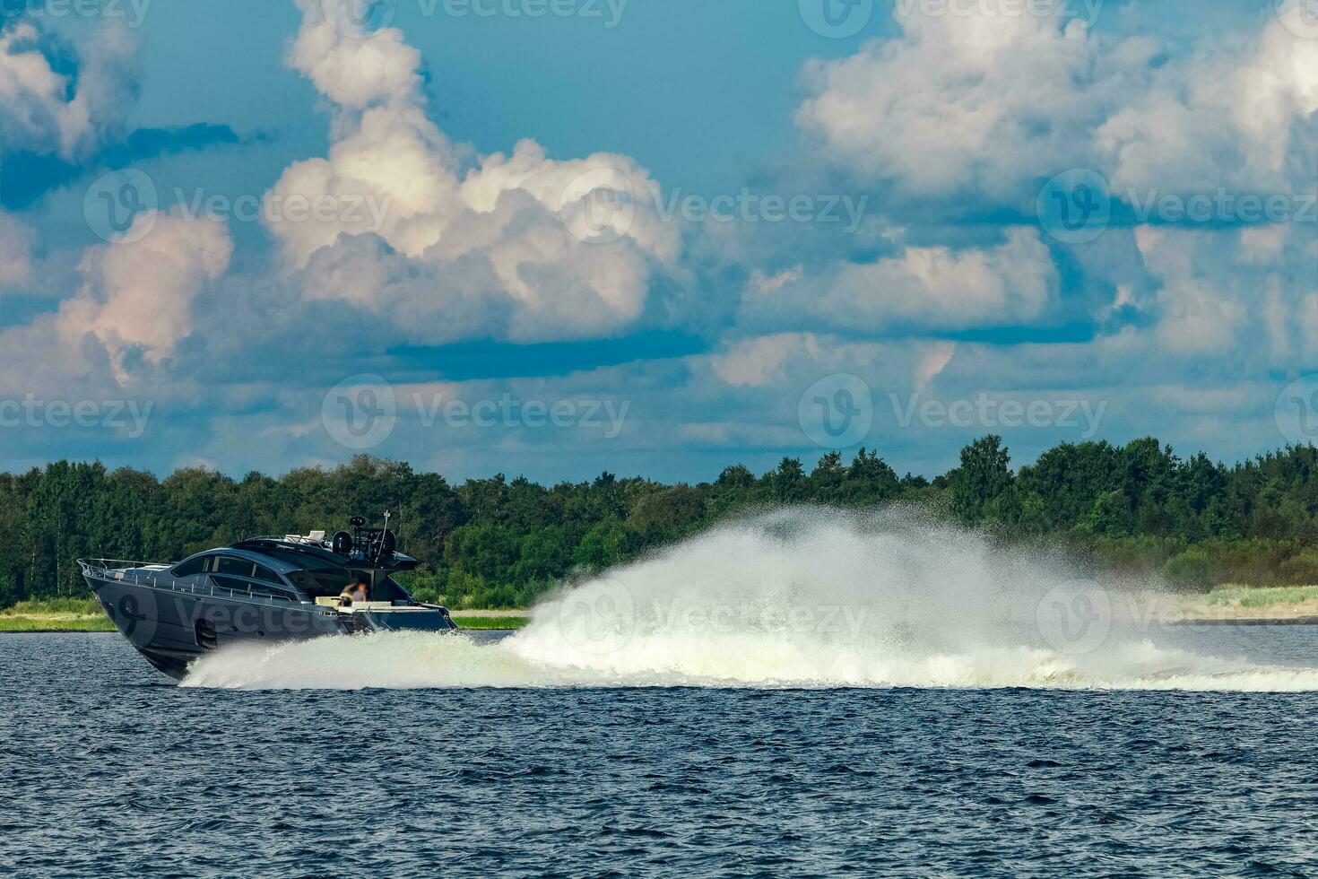 grijs speedboot in beweging snel door de rivier- in Letland. water sport foto