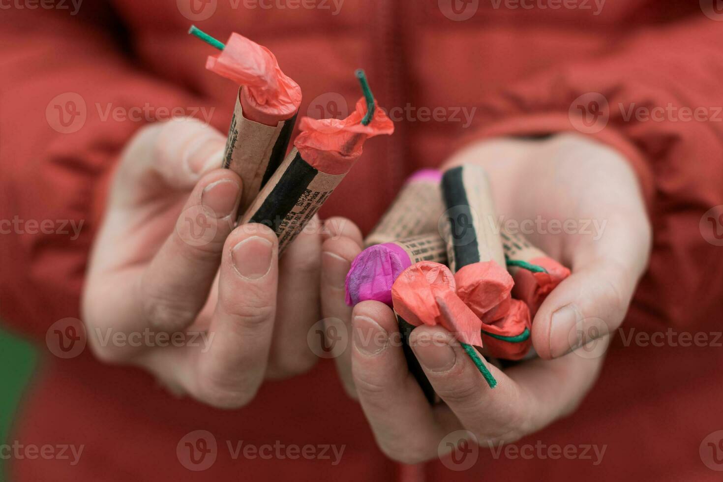 Mens Holding voetzoekers in zijn hand. vent krijgen klaar voor nieuw jaar pret detailopname schot foto