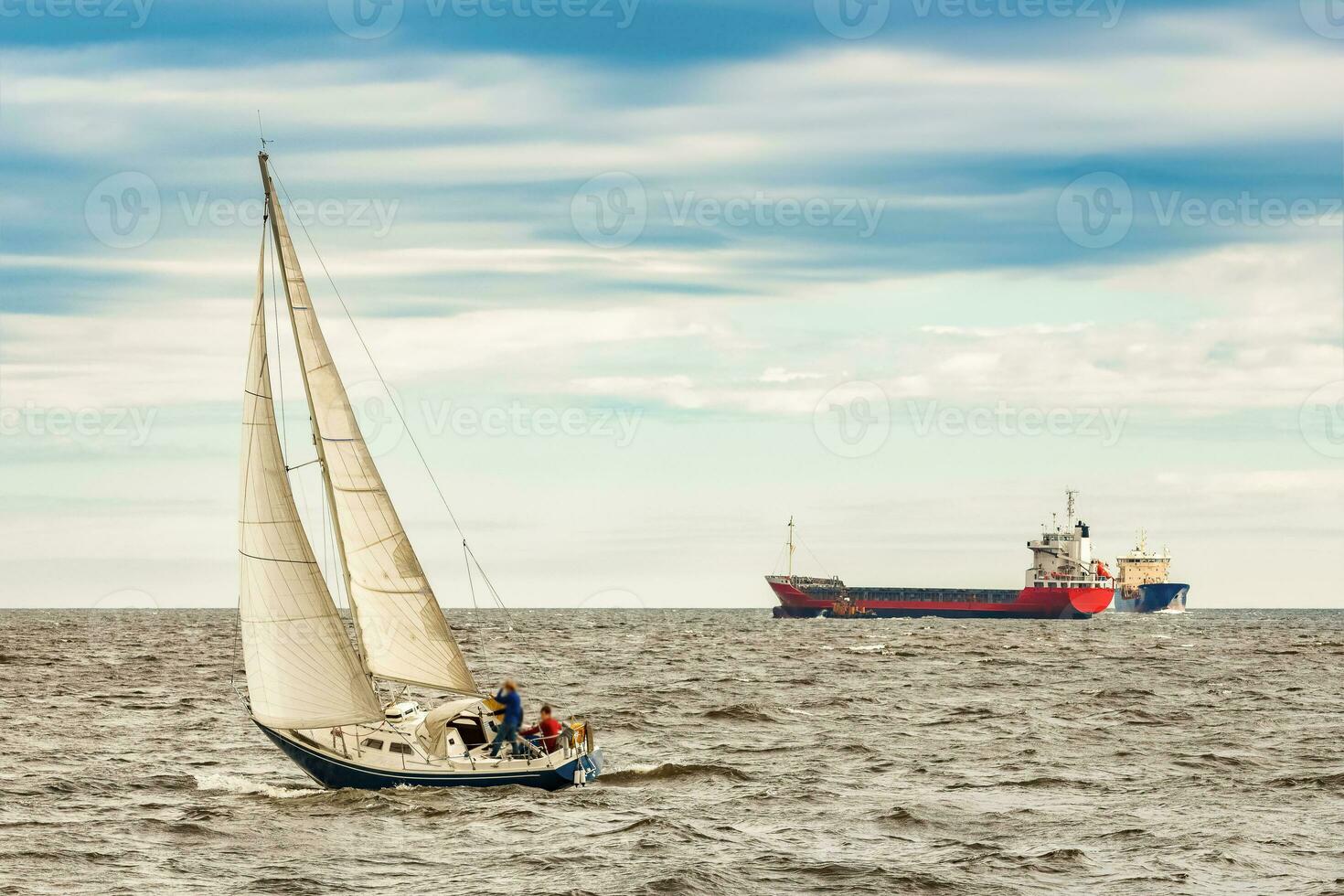 blauw zeilboot in reizen door Europa. zee reis foto
