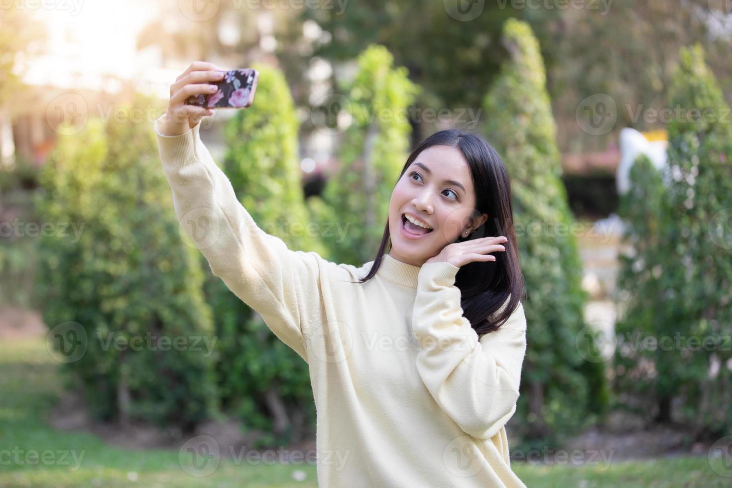 Aziatische vrouwen gelukkige glimlach die foto's maken en selfie maken op ontspannende tijd foto