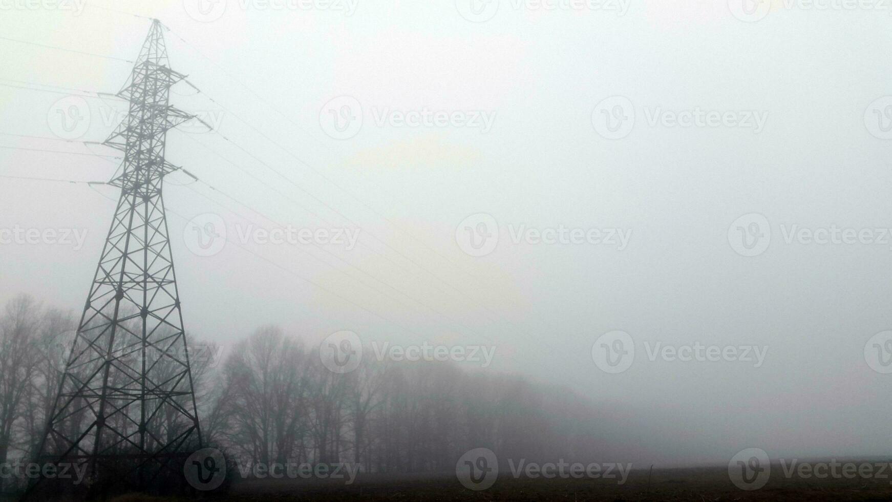 mistig ochtend. hoog Spanning torens in de ochtend- mist foto