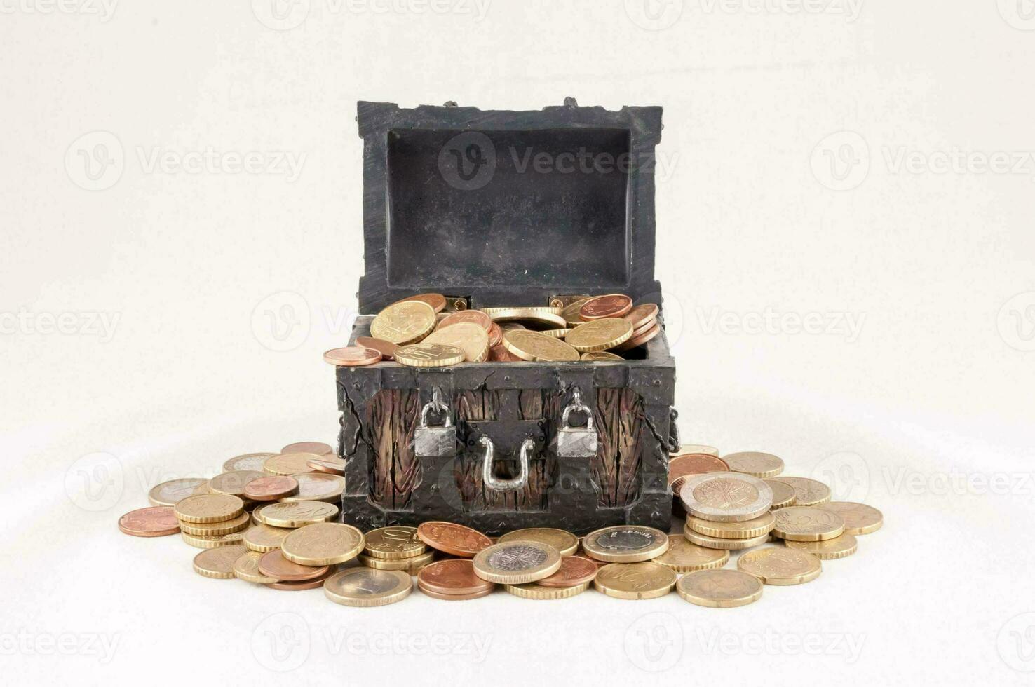 een borst gevulde met munten Aan een wit achtergrond foto