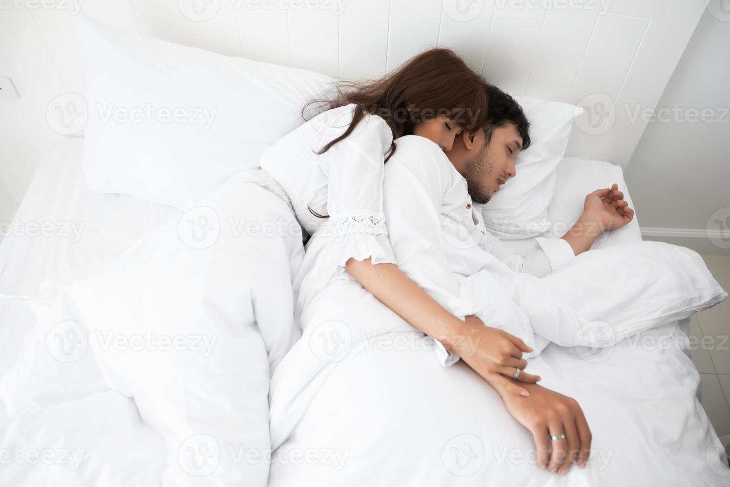 paren minnaar liggend op bed geluk levensstijl en lachend meisje ontspannen in wit bed foto