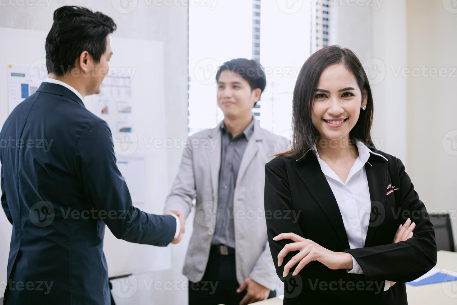 Aziatische zakenvrouwen en groep die notebook gebruiken voor vergaderingen en zakenvrouwen die blij zijn om te werken foto