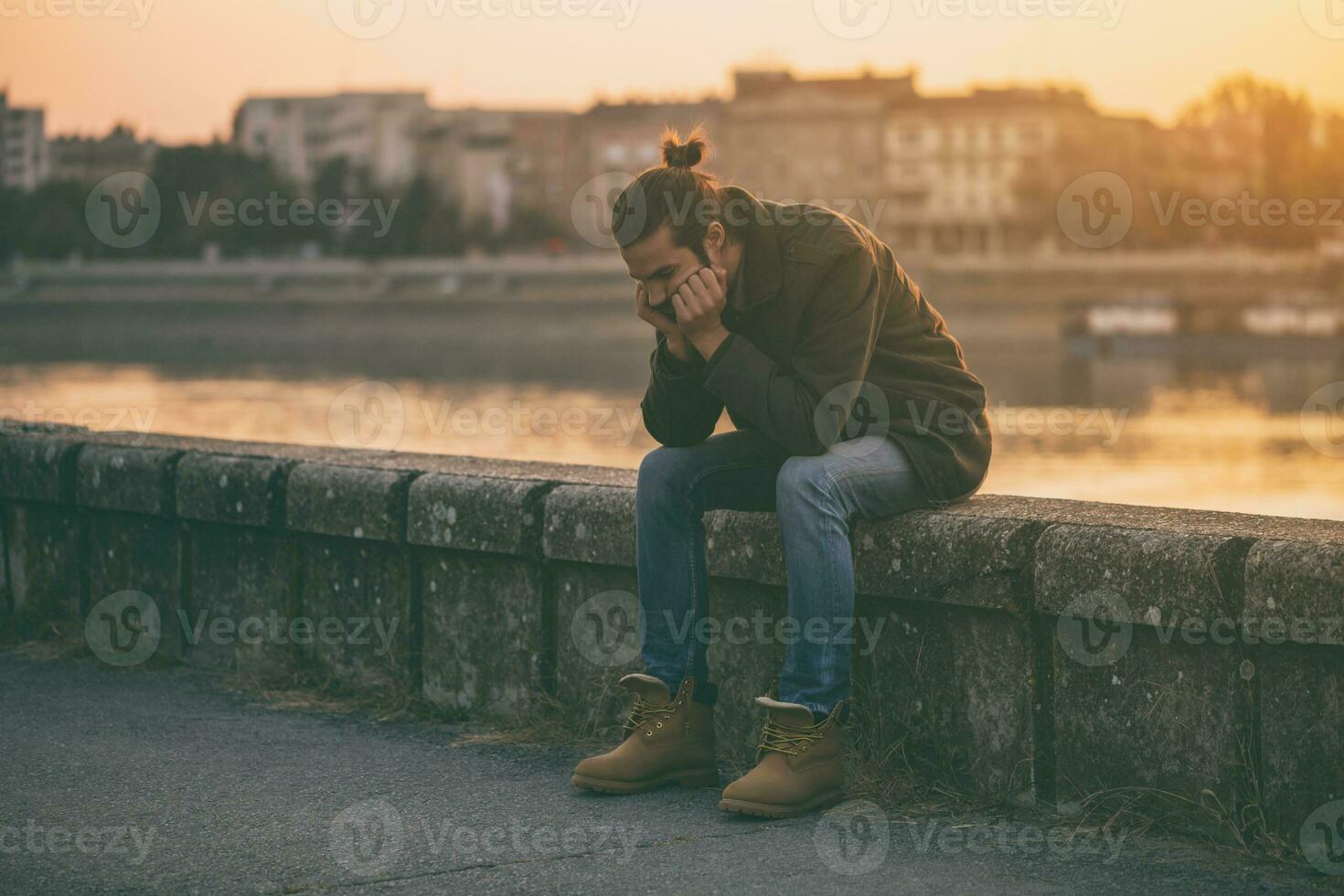 depressief modern zakenman zittend door de rivier.afgezwakt beeld foto