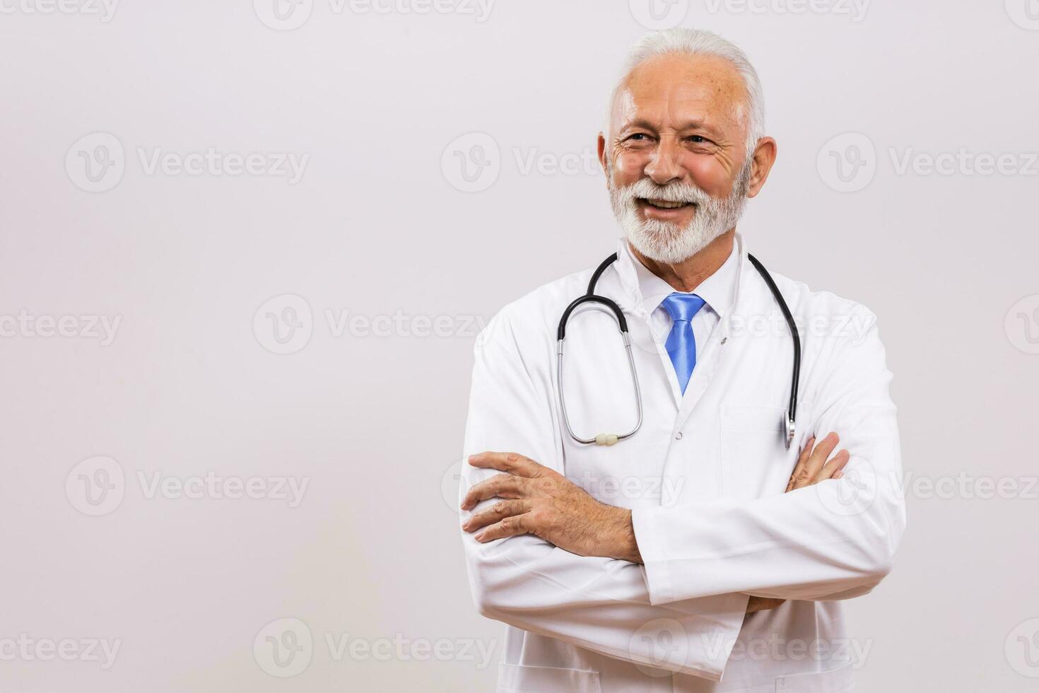 portret van senior dokter denken Aan grijs achtergrond. foto