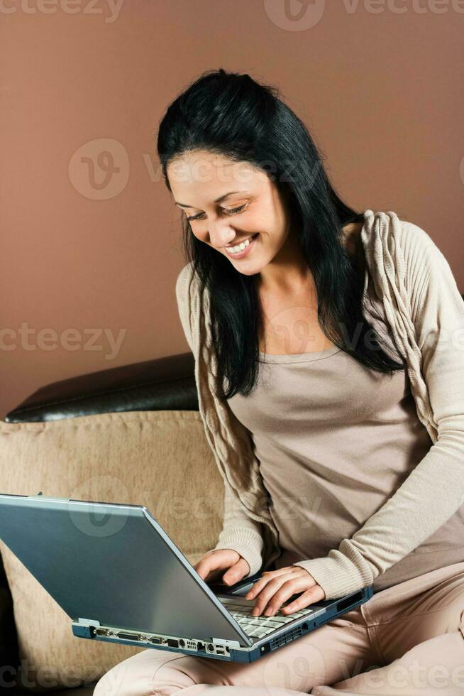 jonge vrouw die laptop gebruikt foto