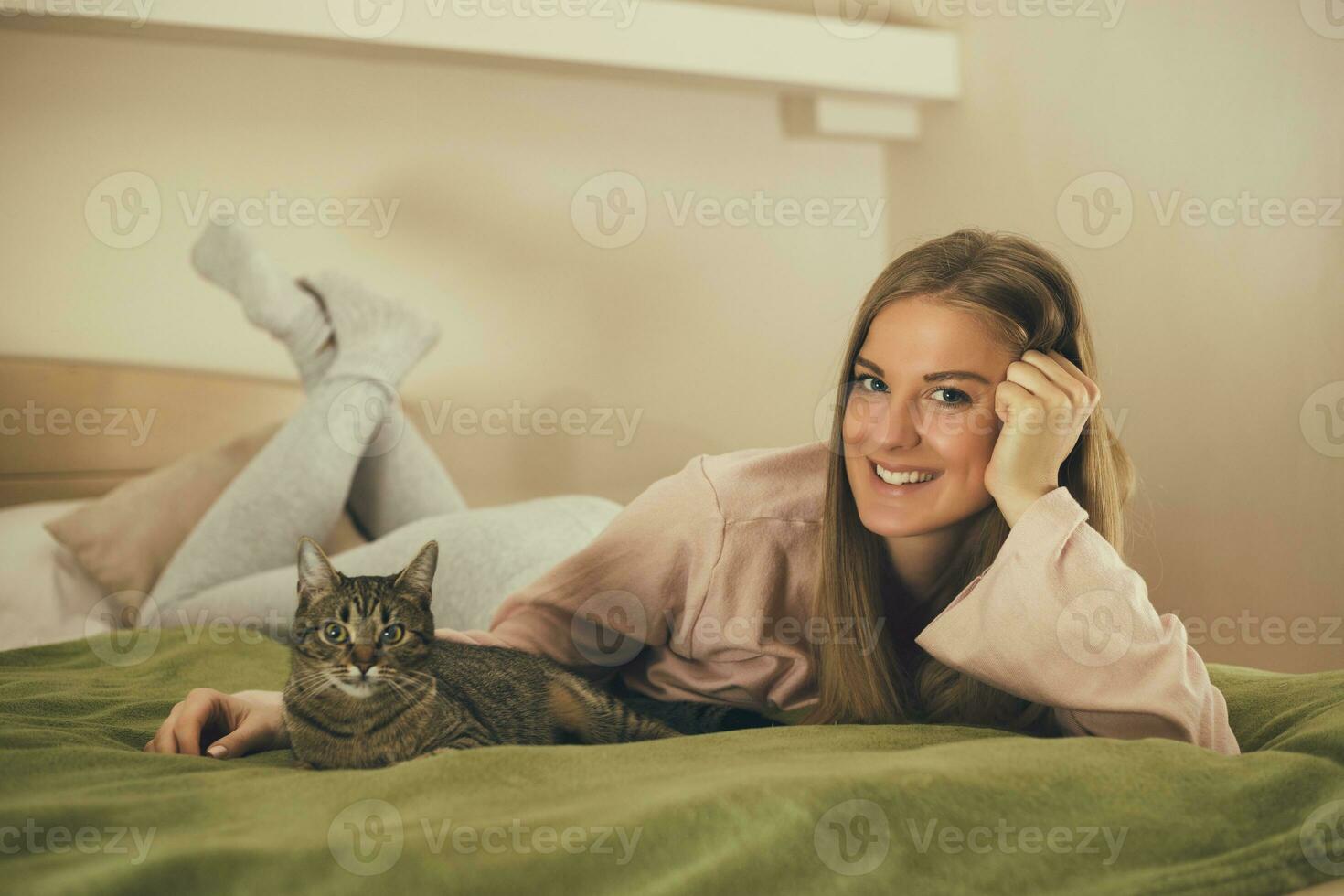 mooi vrouw en haar schattig kat genieten uitgeven tijd samen.toned afbeelding. foto