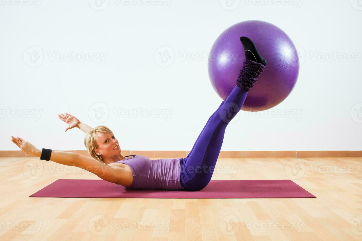 vrouw oefening met pilates bal. foto