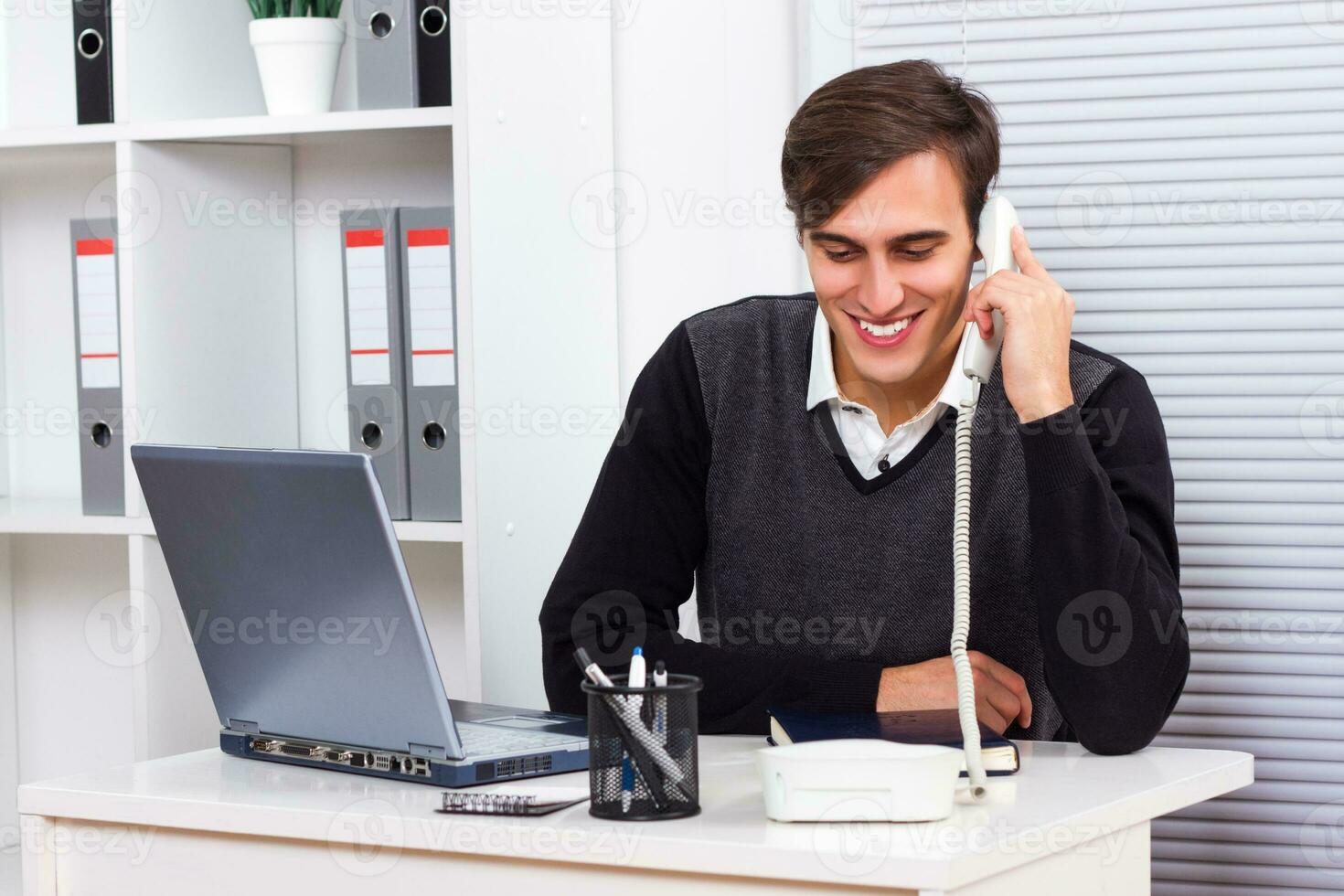 zakenman aan de telefoon foto