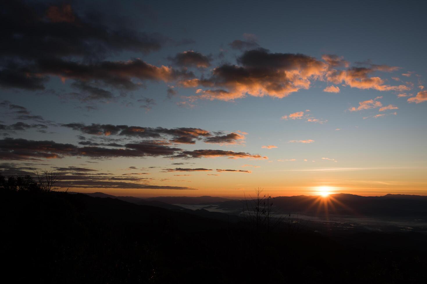 bergketen in de ochtend, silhouetlaag berg foto