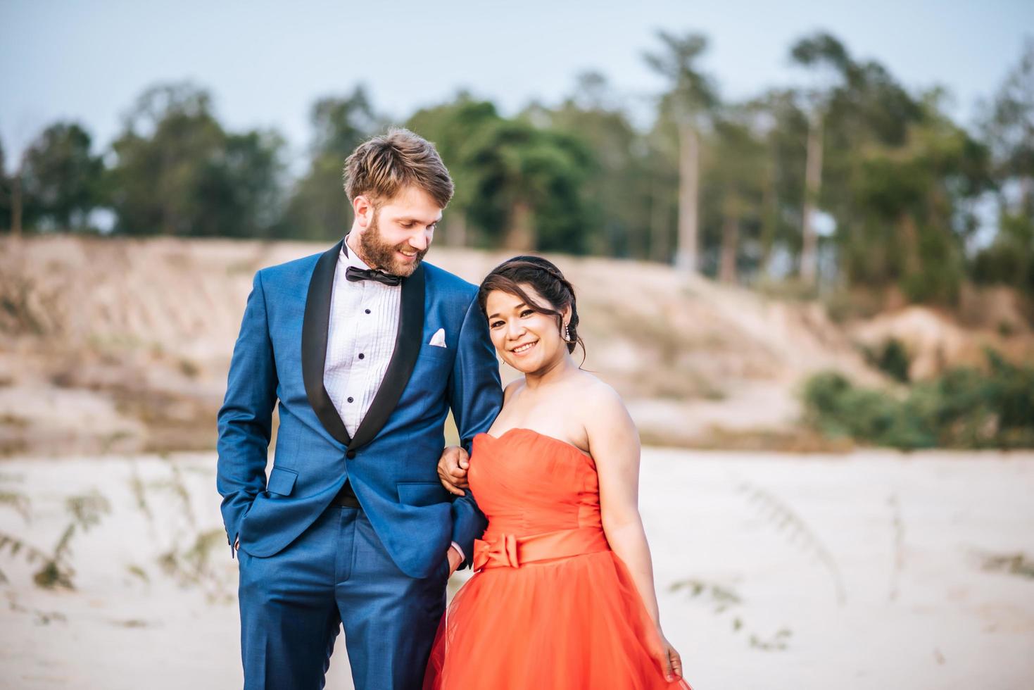 Aziatische bruid en blanke bruidegom hebben tijd voor romantiek en zijn samen gelukkig foto