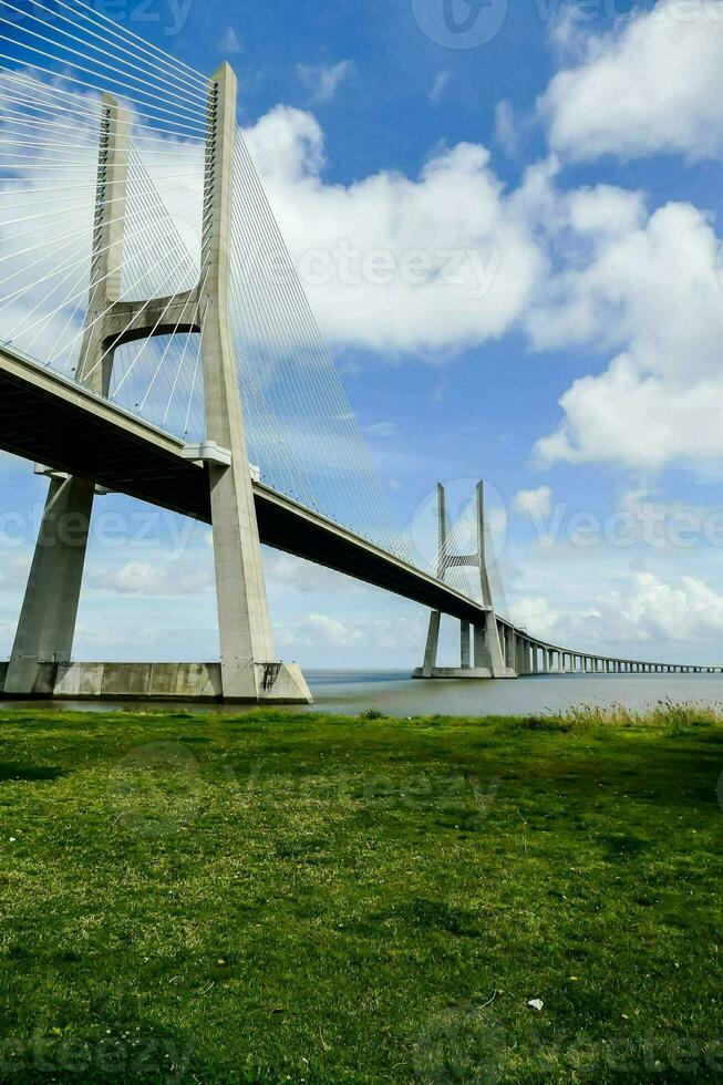 de brug overspanningen over- de water en is heel lang foto