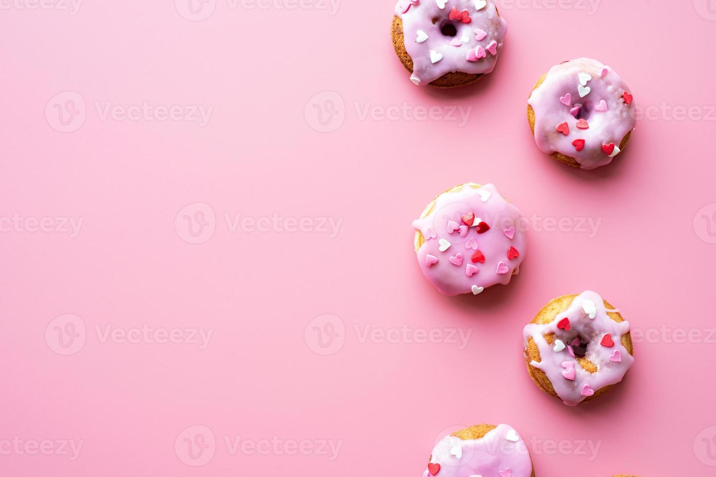 kleine donuts geïsoleerd op roze achtergrond foto