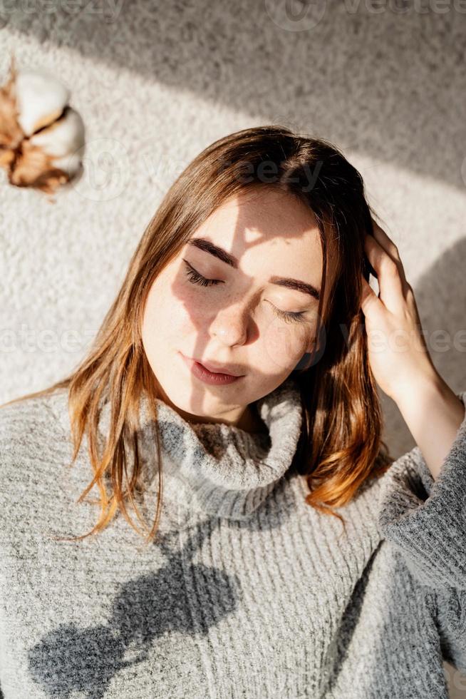 portret van een mooie jonge vrouw met een schaduwpatroon op het gezicht en lichaam in de vorm van katoen foto