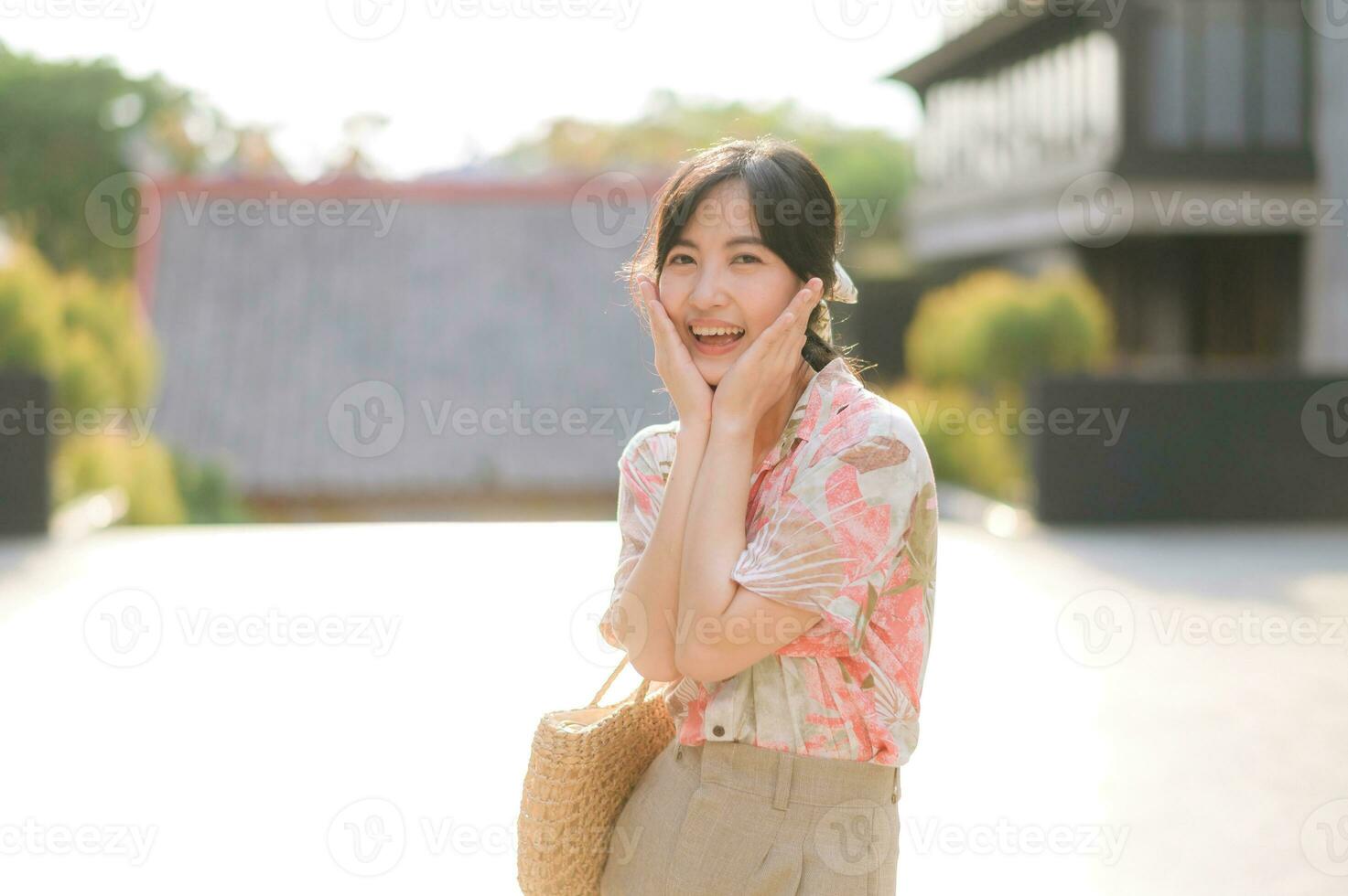 portret mooi jong Aziatisch vrouw Aan zomer vakantie vakantie reis in Thailand. jong hipster vrouw toerist bezienswaardigheden bekijken zomer stedelijk Bangkok bestemming. Azië zomer toerisme concept. foto