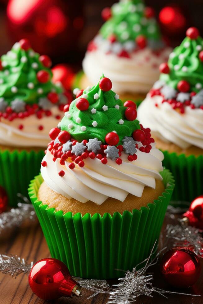 ai gegenereerd prachtig versierd cupcakes met feestelijk rood en groen suikerglazuur en eetbaar Kerstmis decoraties foto