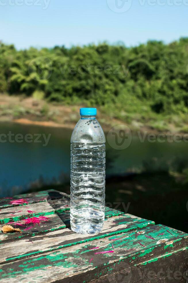 oud plastic water flessen Aan de hout. foto