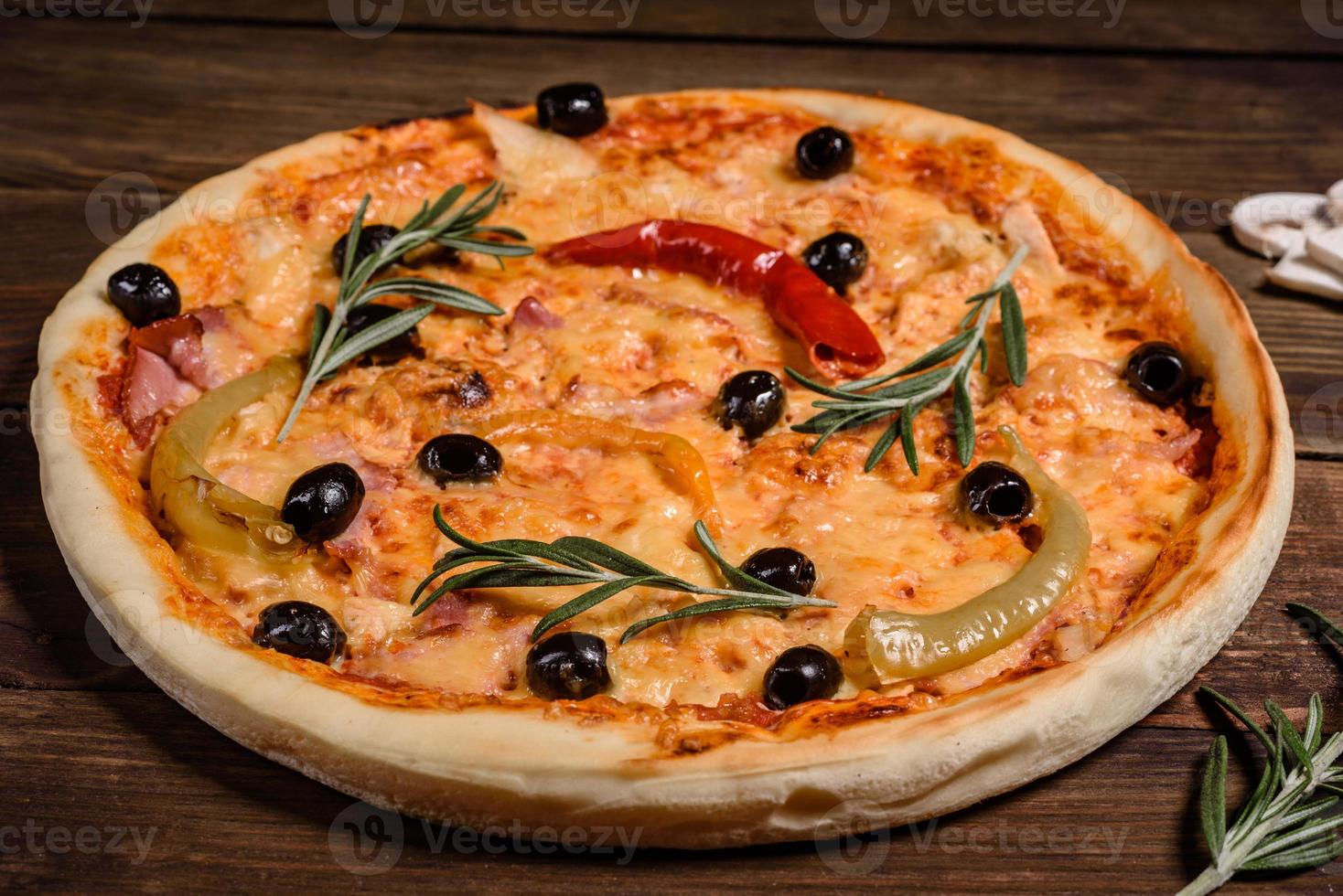 smakelijke verse hete pizza tegen een donkere achtergrond. pizza, eten, groente, champignons foto