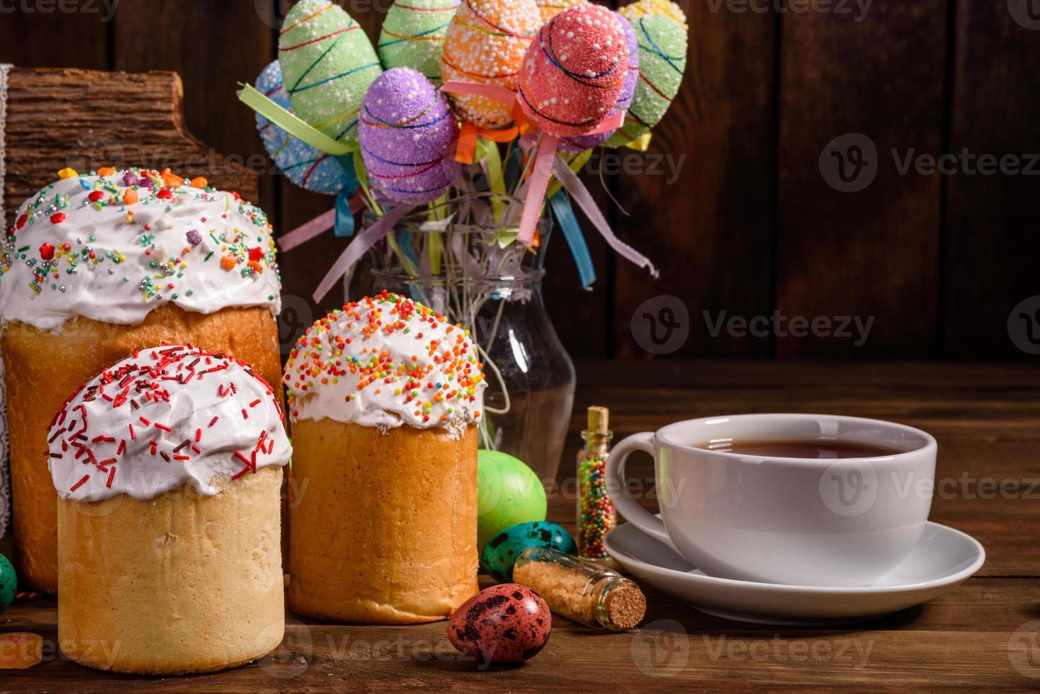 paascake en kleurrijke eieren op een donkere achtergrond foto