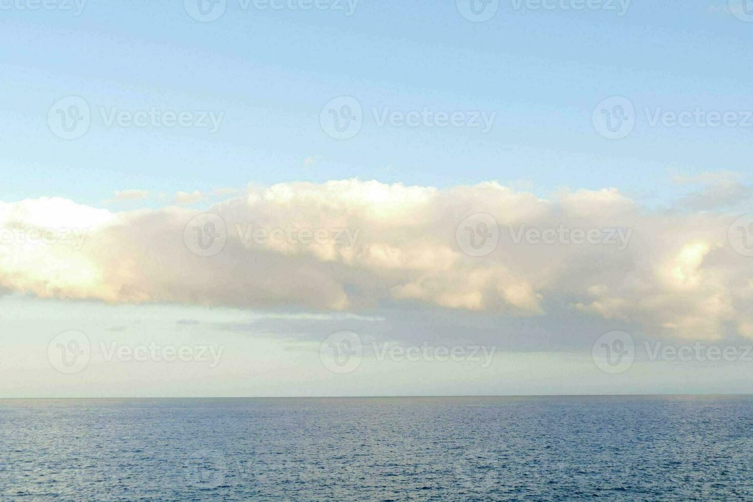 een groot wolk over- de oceaan foto