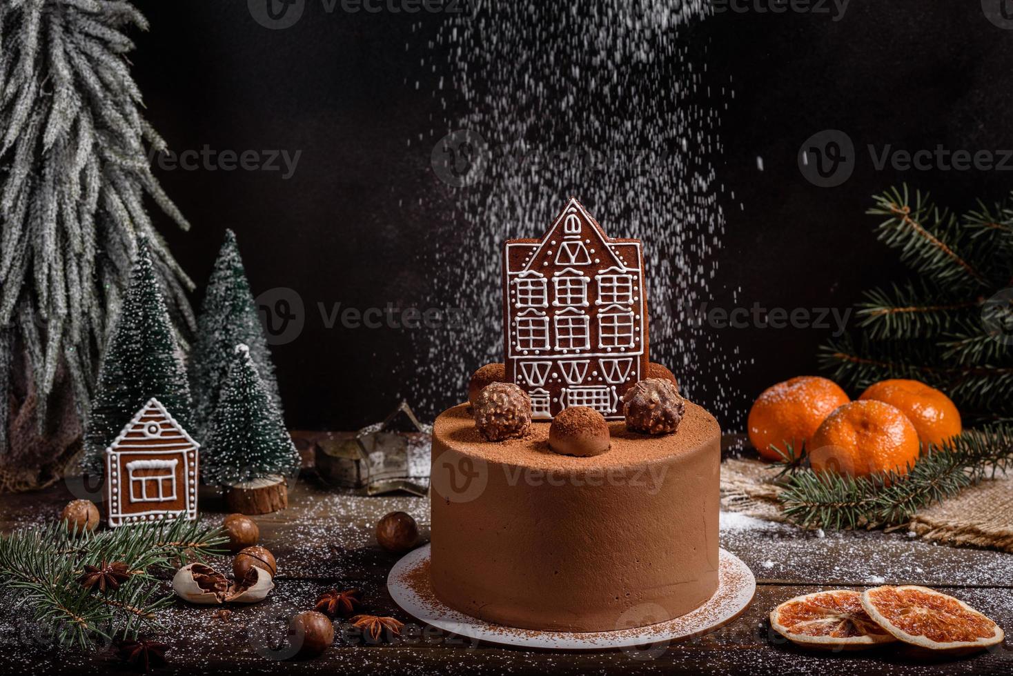 heerlijke mooie snoepjes op een donkere houten tafel op kerstavond foto