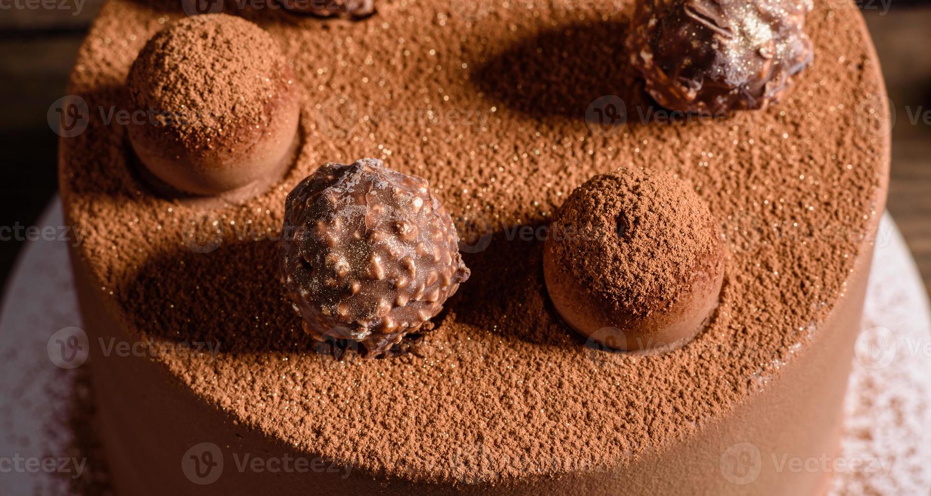 heerlijke mooie snoepjes op een donkere houten tafel op kerstavond foto