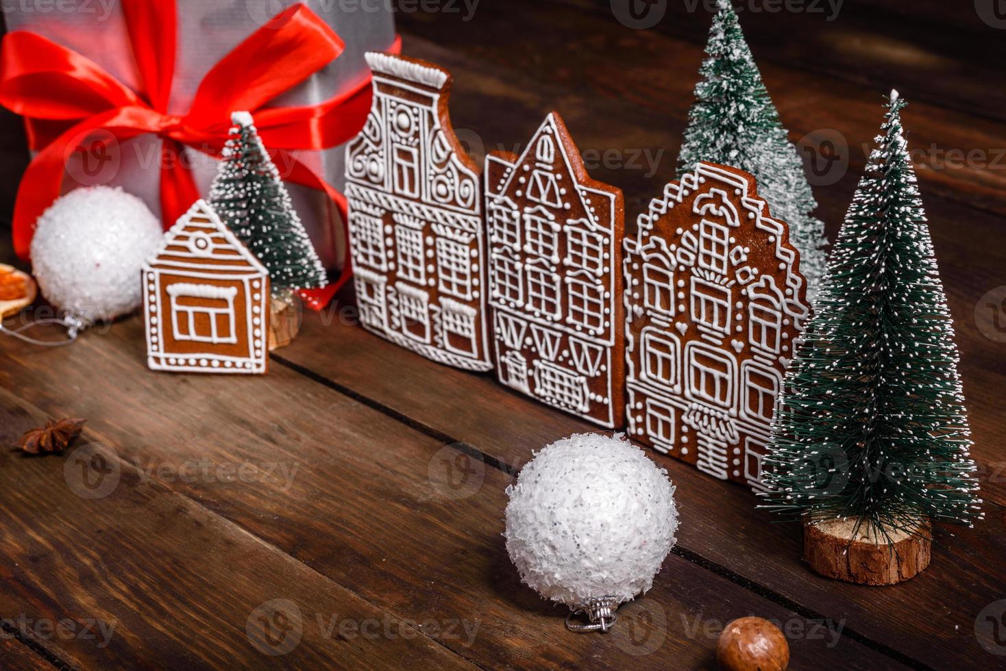 heerlijke mooie snoepjes op een donkere houten tafel op kerstavond foto