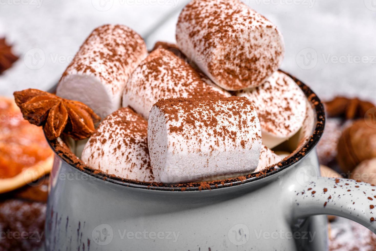 mok warme chocolademelk met witte marshmallows foto