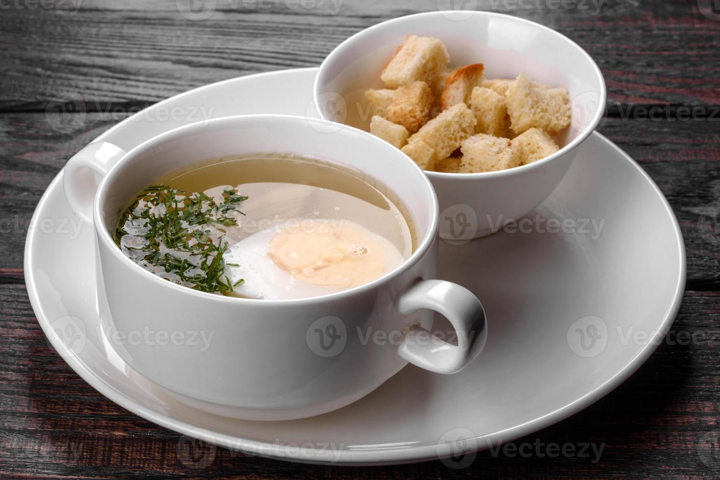 Aziatische noedelsoep, ramen met kip, groenten en ei in witte kom foto