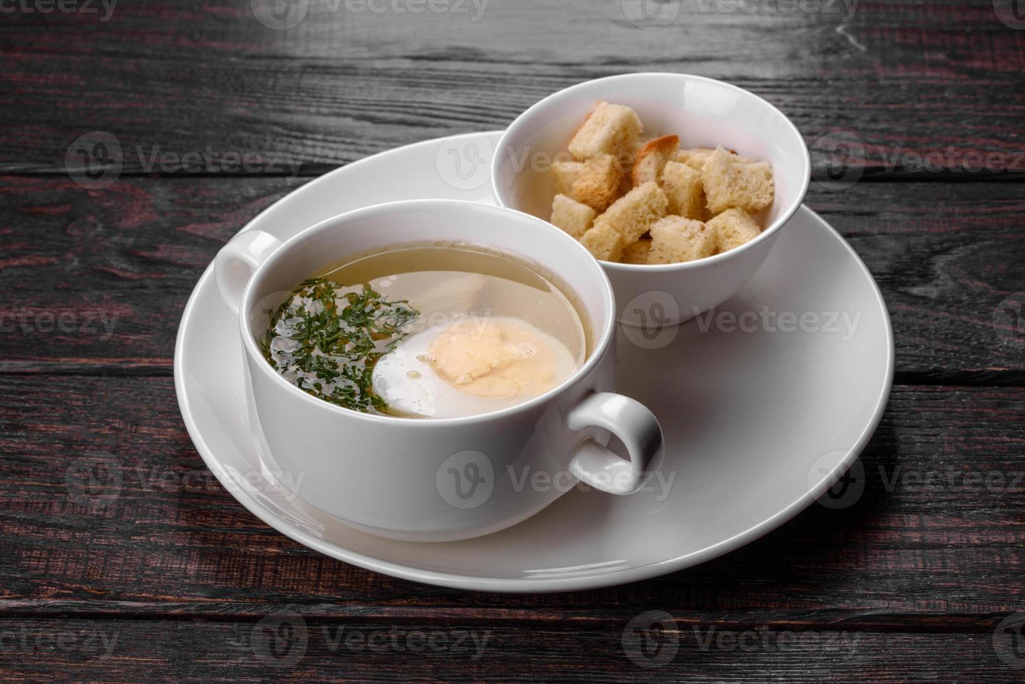 Aziatische noedelsoep, ramen met kip, groenten en ei in witte kom foto