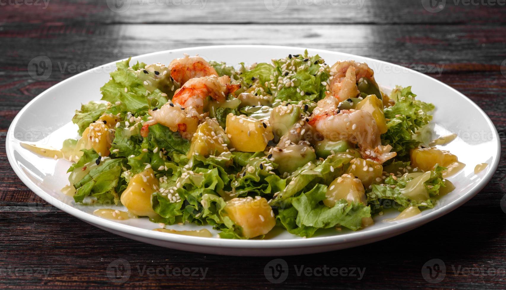heerlijke frisse salade met garnalen en peer voor op de feesttafel foto
