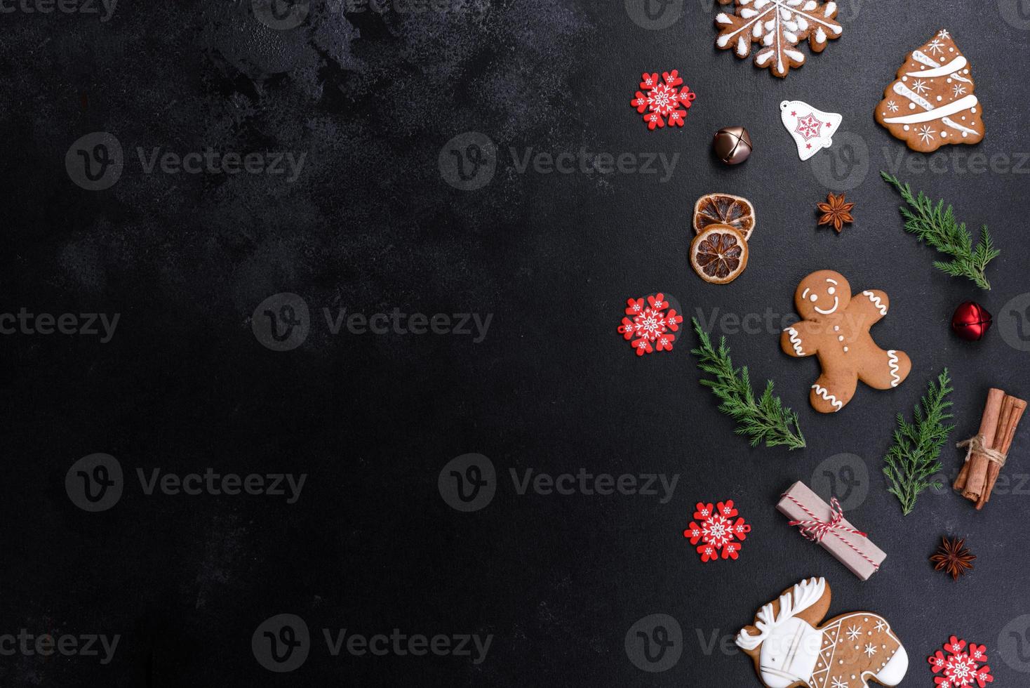 Kerst feestelijke peperkoek thuis gemaakt op een donkere tafel foto