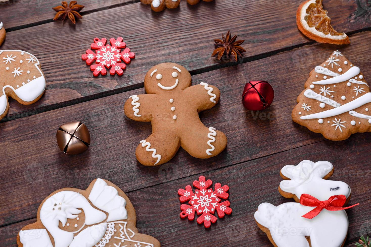 Kerst feestelijke peperkoek thuis gemaakt op een donkere tafel foto