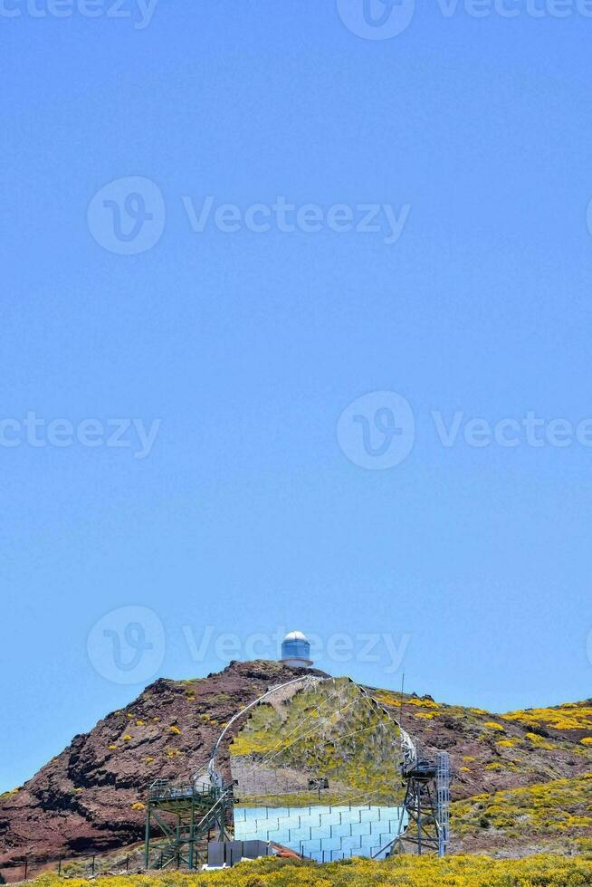 de observatorium is Aan top van een heuvel met een blauw lucht foto