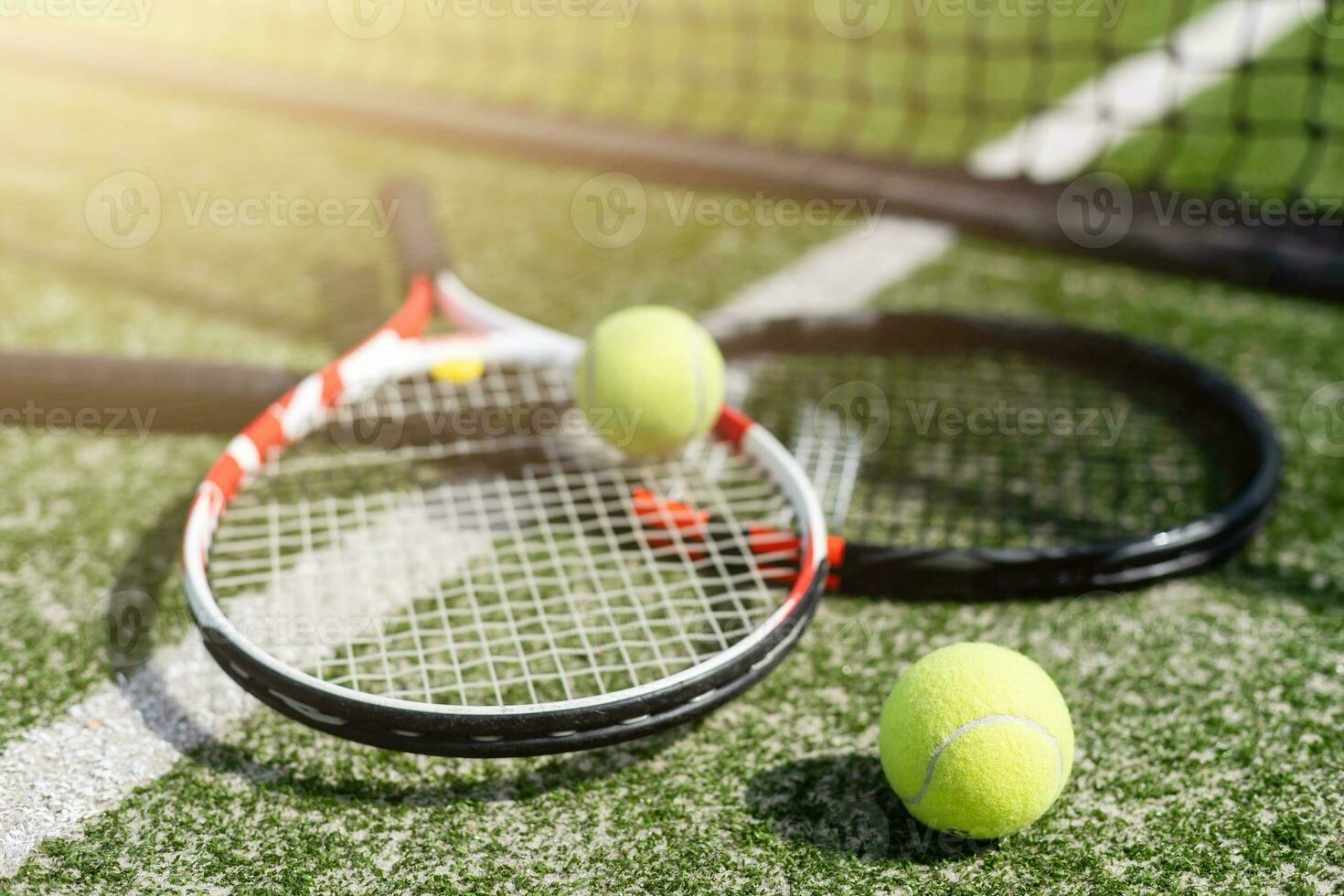 een tennisracket en nieuwe tennisbal op een pas geschilderde tennisbaan foto