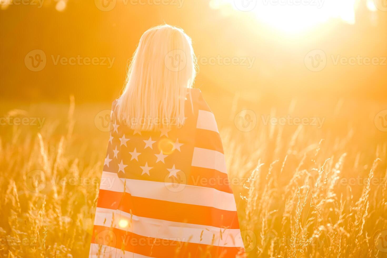 mooi jong vrouw met Verenigde Staten van Amerika vlag foto