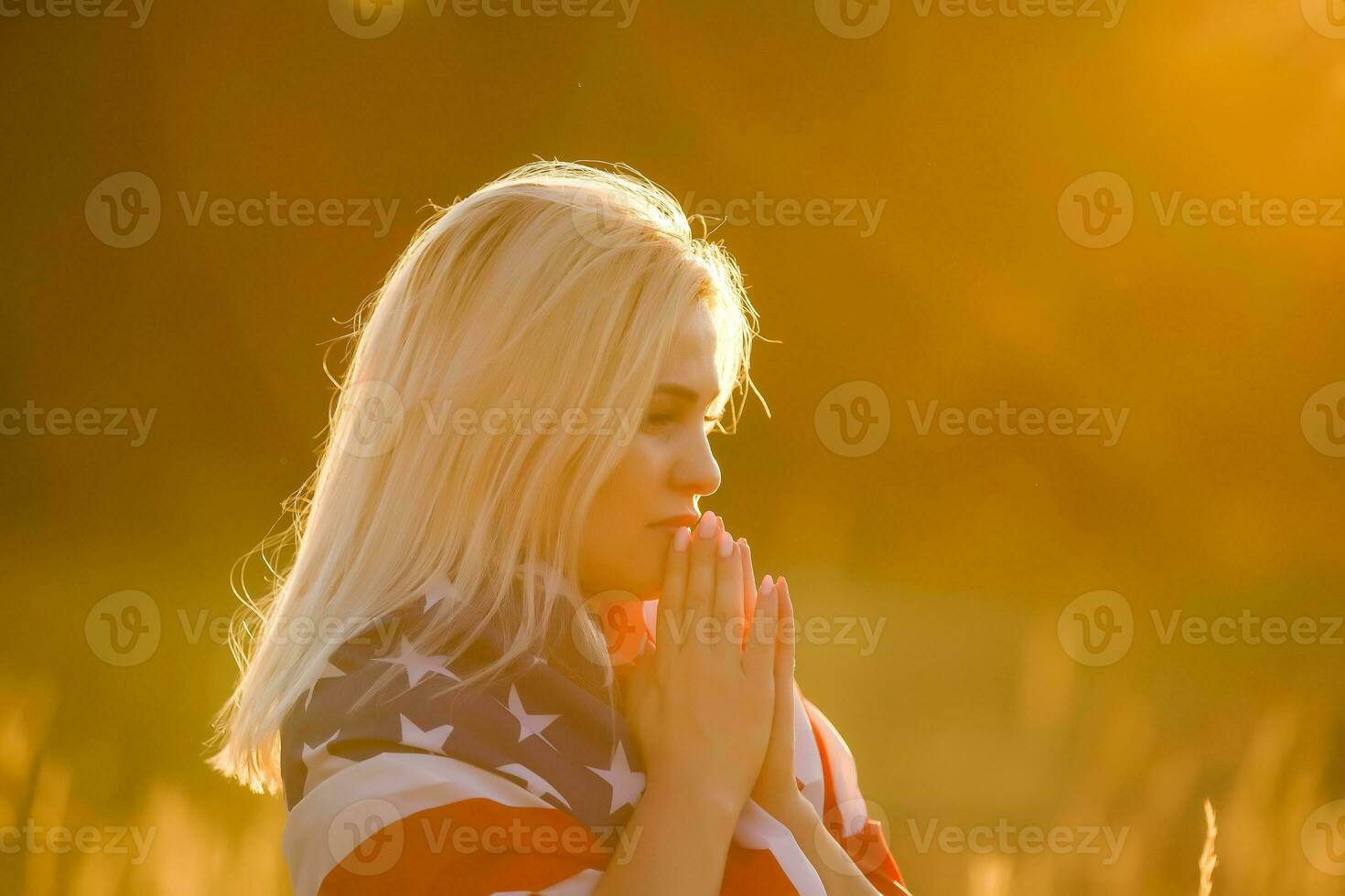 mooi jong vrouw met Verenigde Staten van Amerika vlag foto