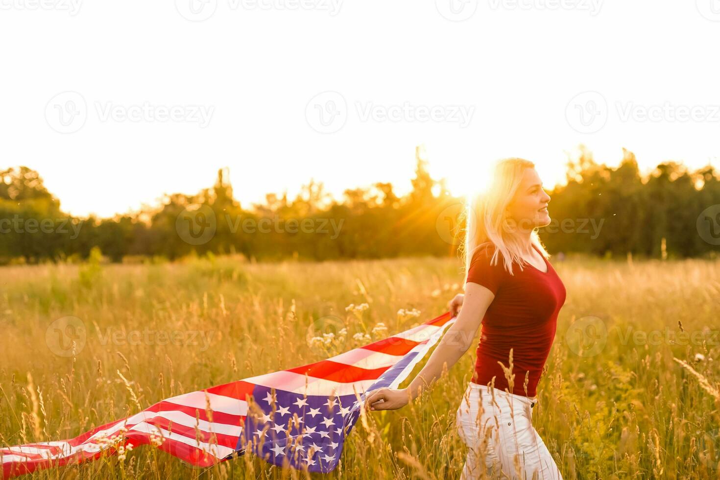 mooi jong vrouw met Verenigde Staten van Amerika vlag foto