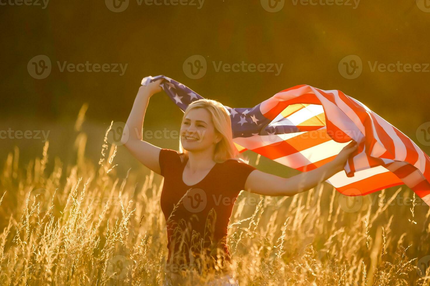 mooi jong vrouw met Verenigde Staten van Amerika vlag foto