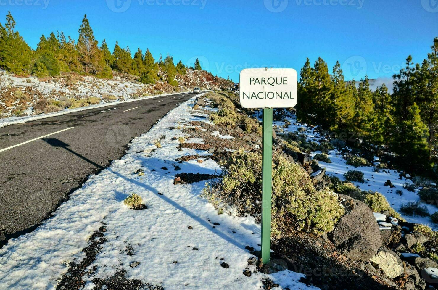 een teken dat zegt parque nacional Aan een besneeuwd weg foto