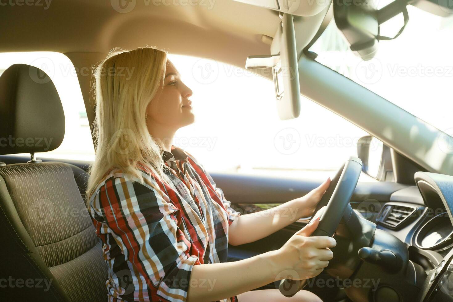 glimlachen vrouw zittend in auto foto