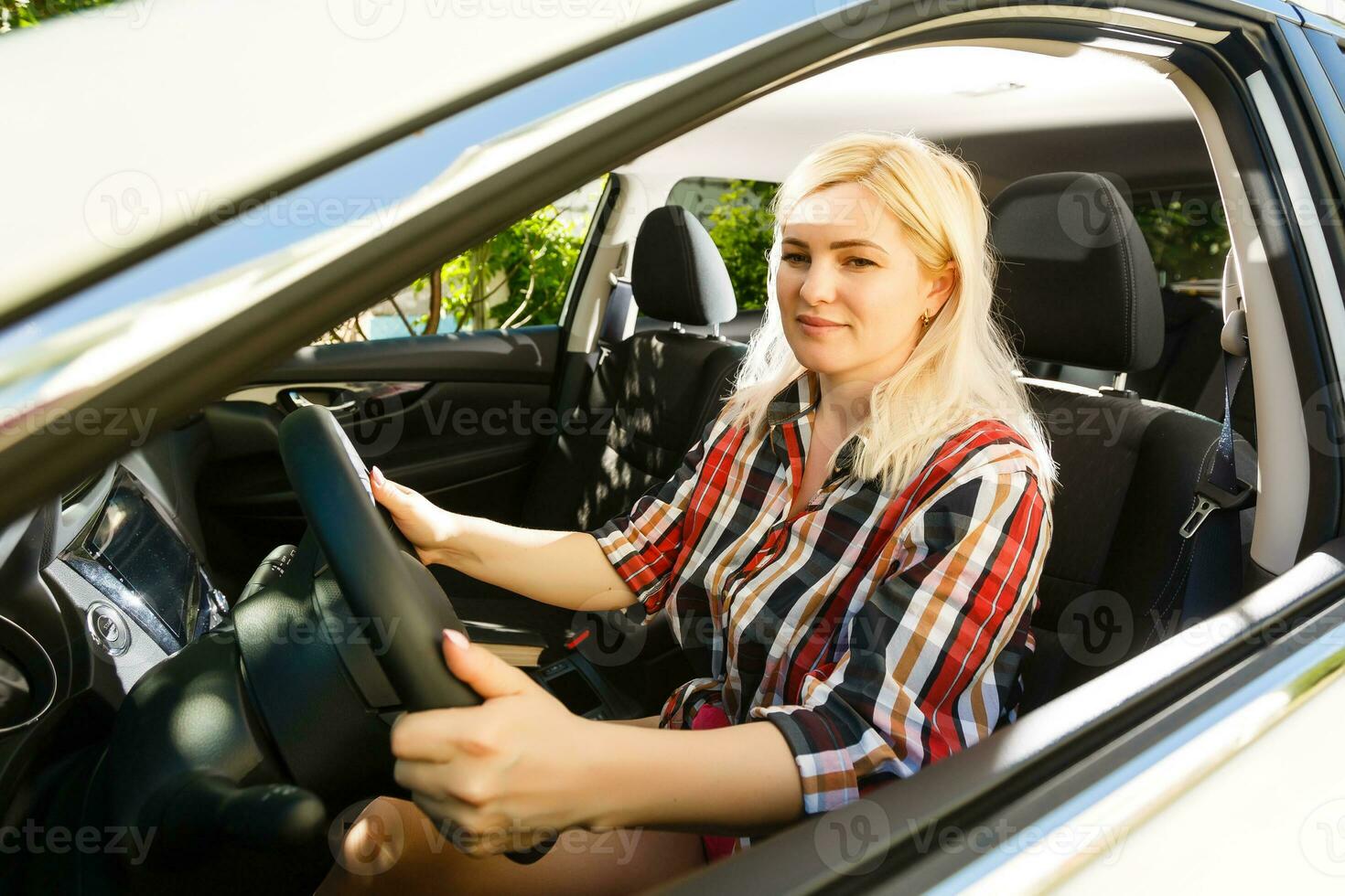 jong vrouw het rijden haar auto foto