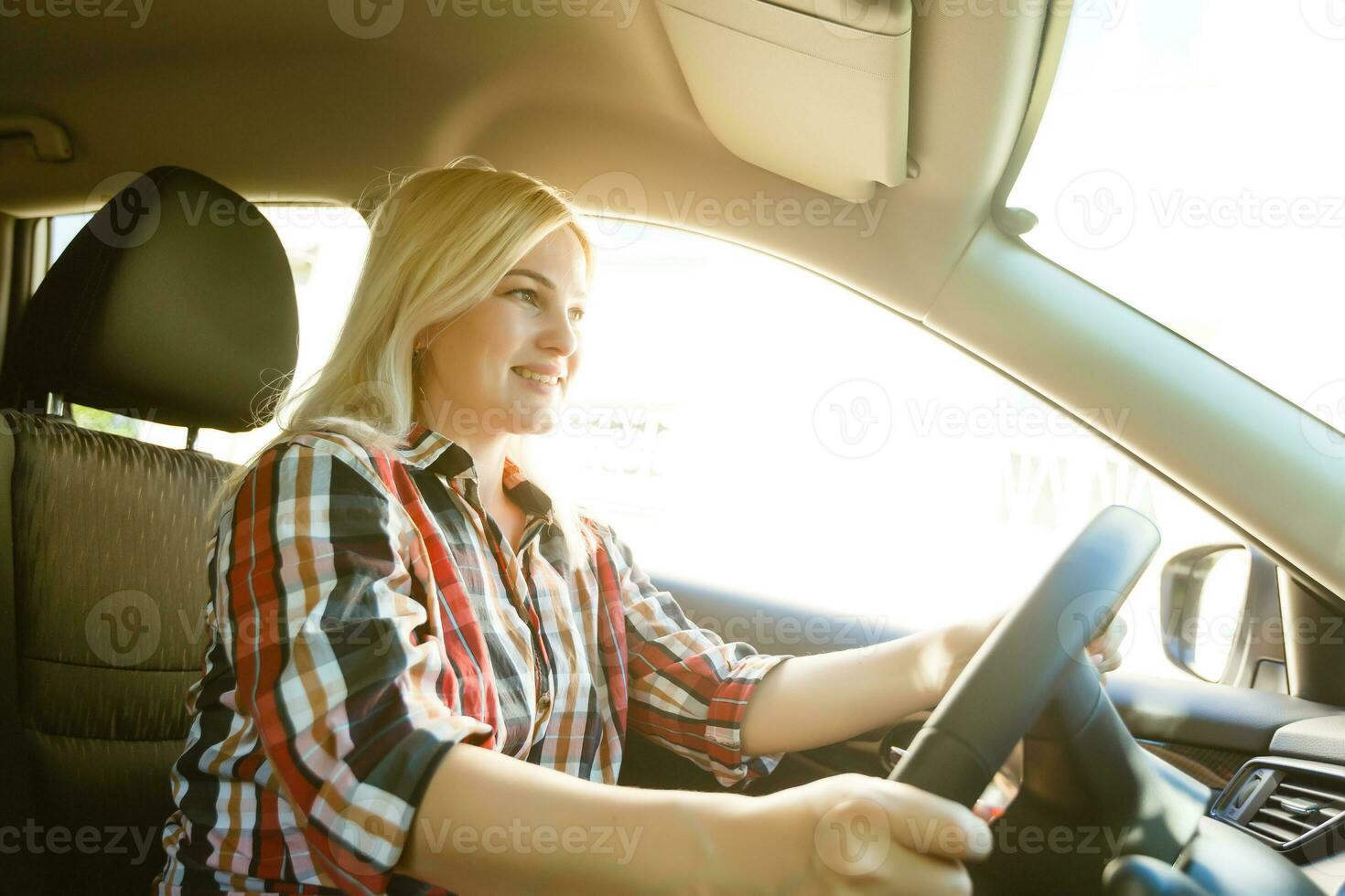 jong vrouw het rijden haar auto foto