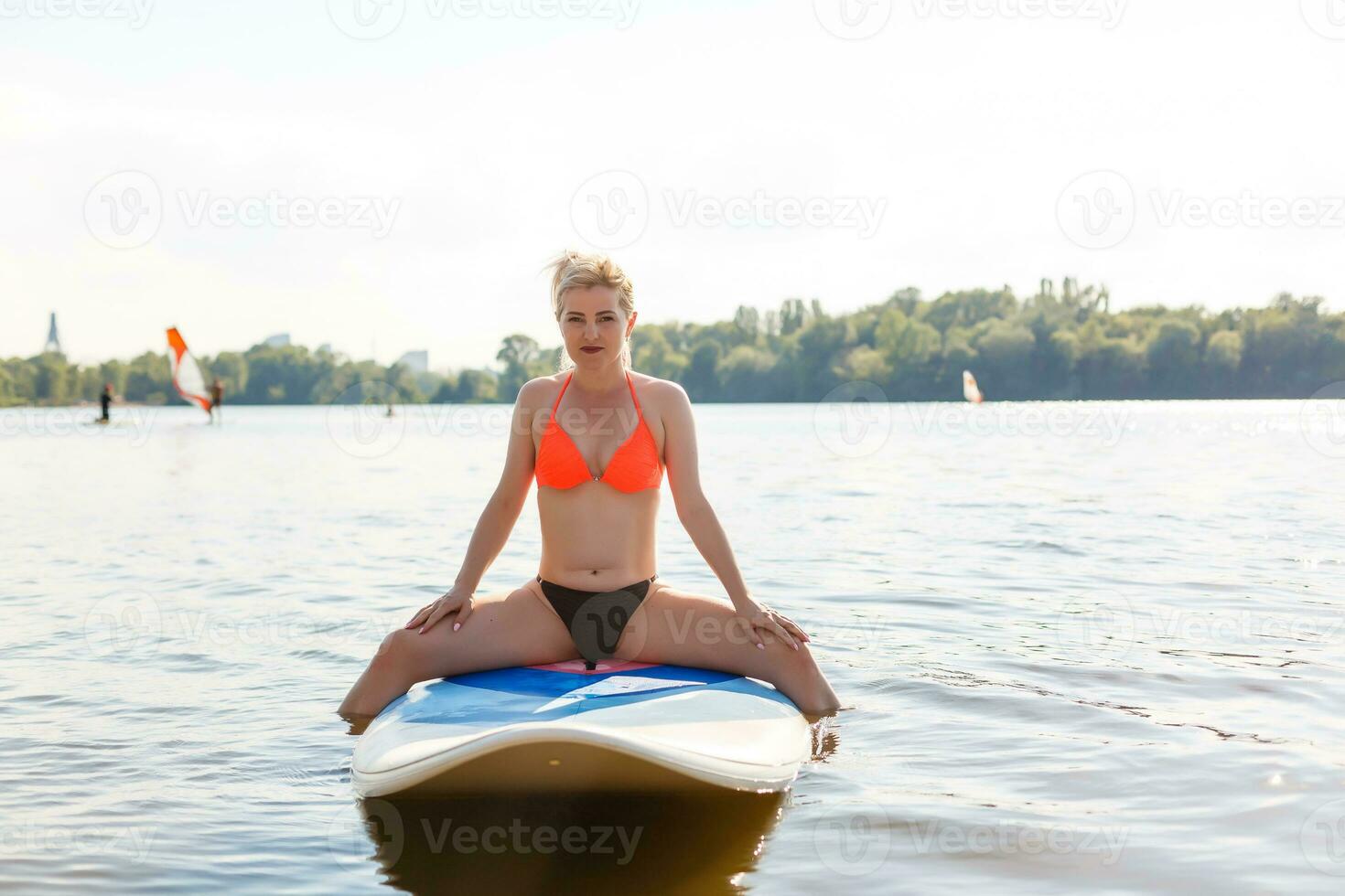 actie schot van jong vrouw Aan peddelen bord foto